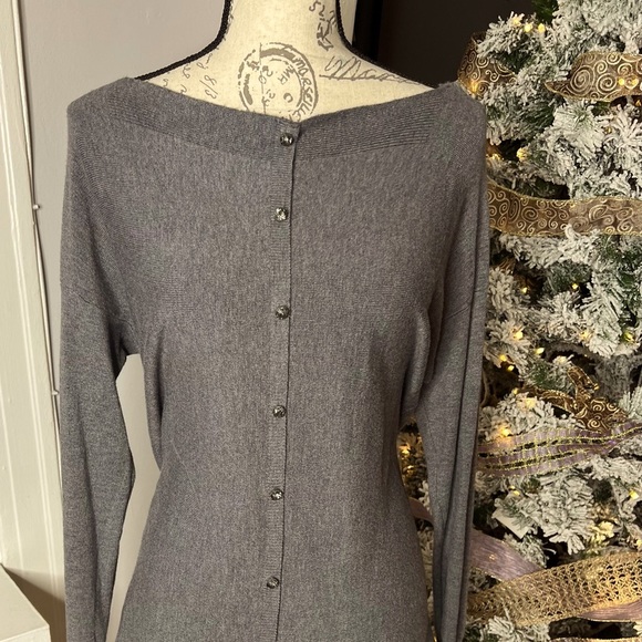 Cashmere sz L, grey, long sleeve, pullover sweater w/jeweled buttons accessory. - Picture 1 of 9